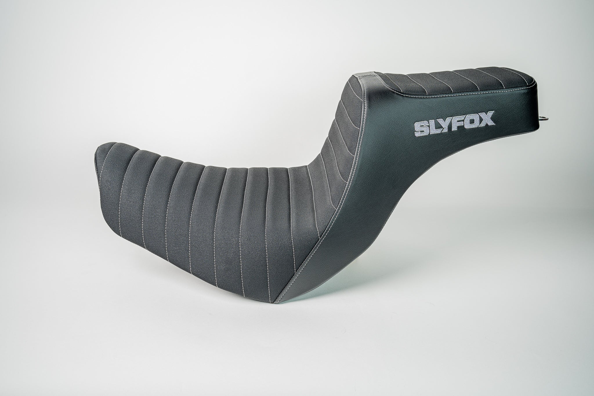 M8 Softail FXLRS/FXLRST - '18-'25 - Highnoon Seat - Gray Logo