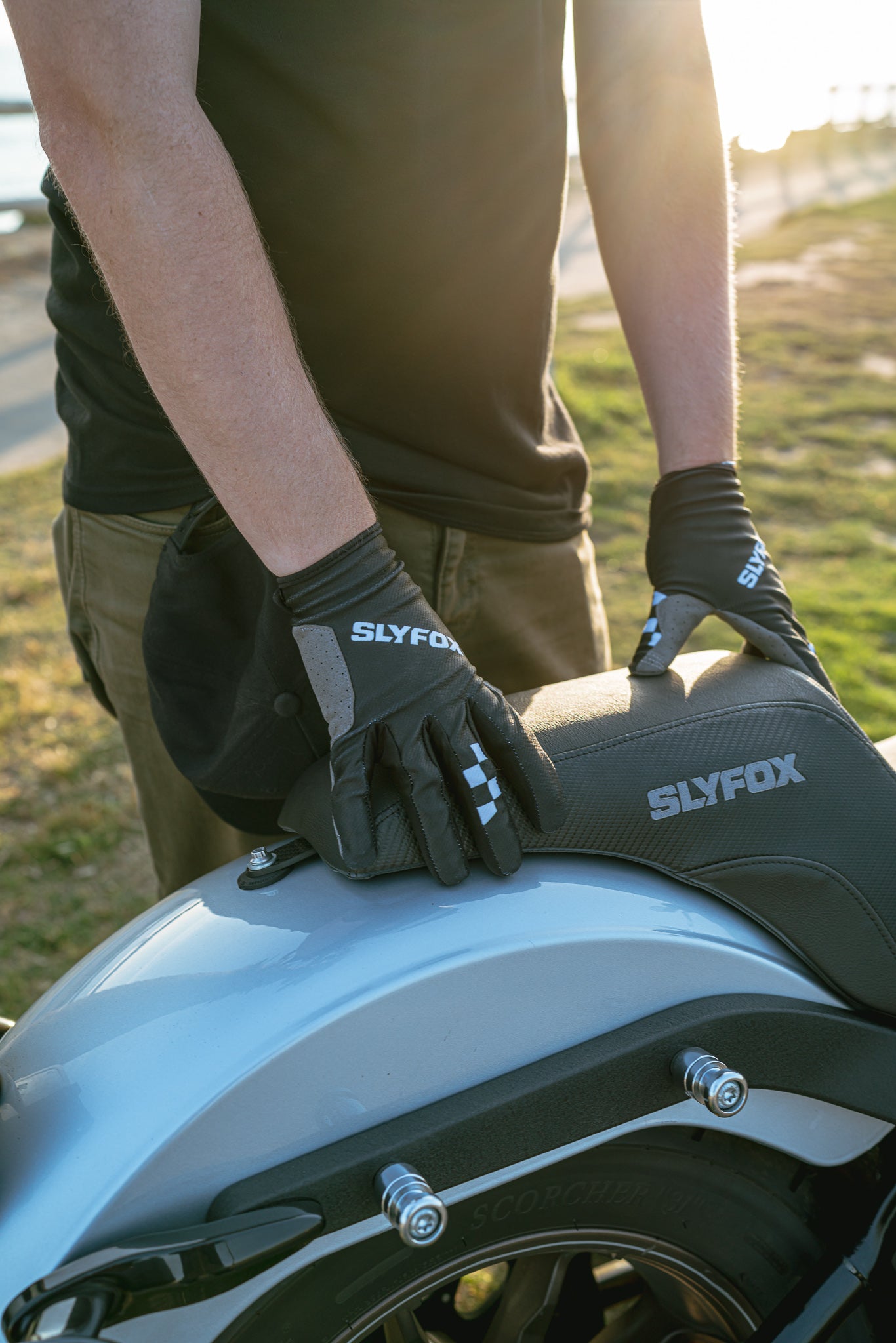 SLYFOX Softail  Lowrider '18 - '25 Drifter Seat - Gray Logo