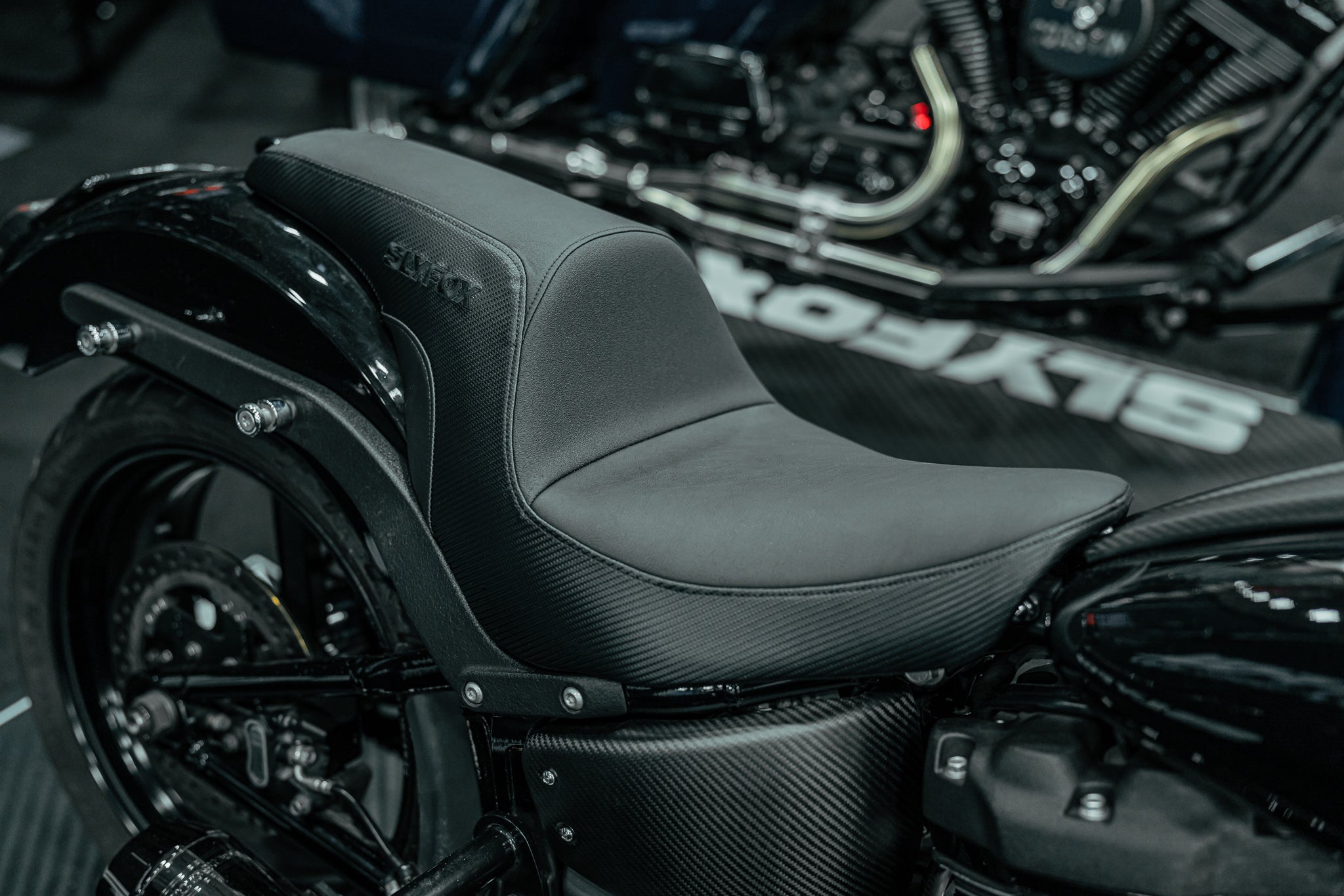 SLYFOX Softail  Lowrider '18 - '25 Drifter Seat - Black Logo