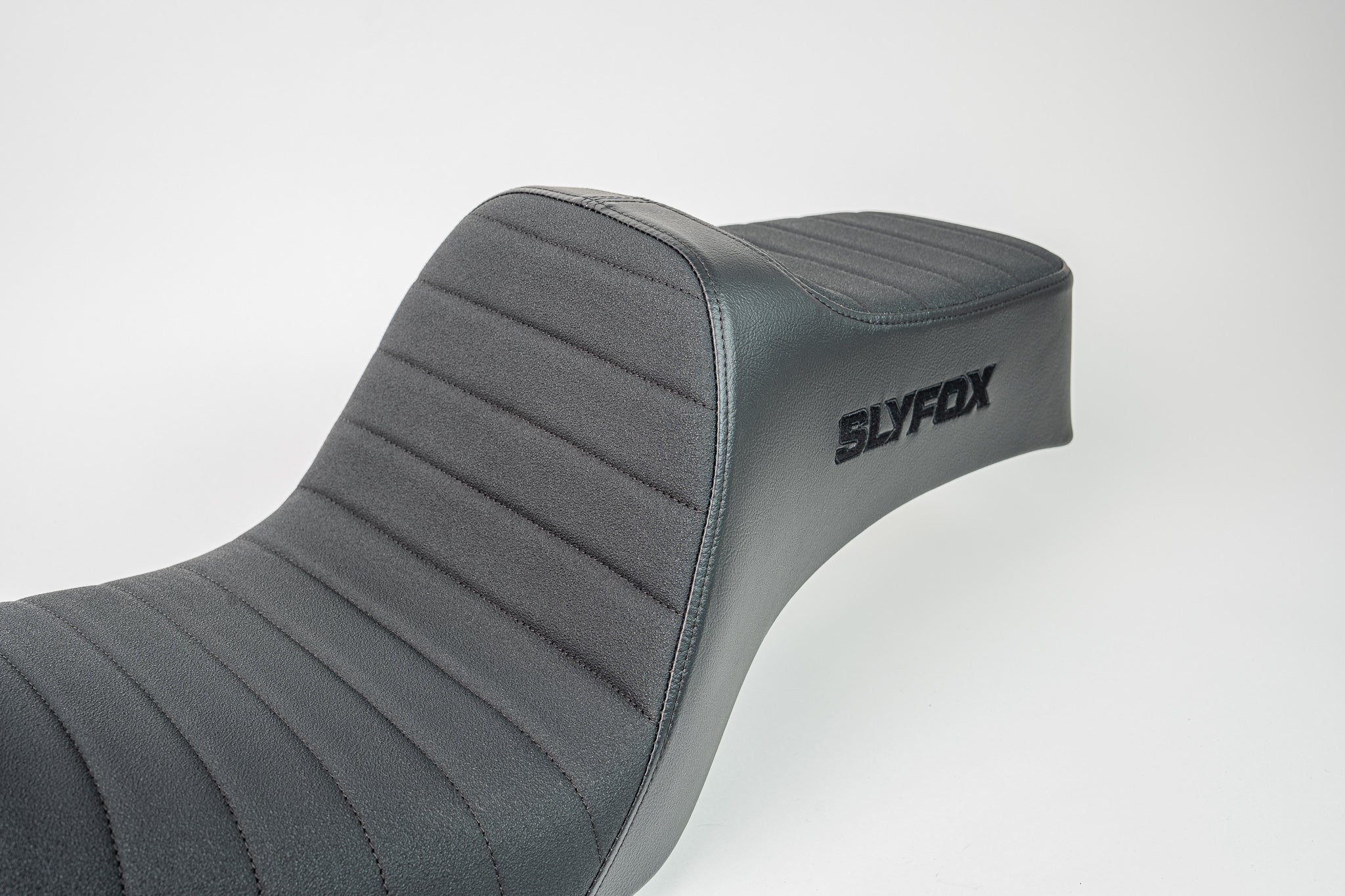 Dyna - '96-'03 - Highnoon Seat - Black Logo